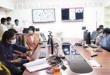 डॉ. भीमराव अम्बेडकर स्मृति चिकित्सालय, रायपुर -कोविड इलाज की व्यवस्थाएं देख सीएस हुए खुश, डॉक्टरों को कहा शाबास!, आईसीयू में भर्ती मरीजों से बात कर बढ़ाया हौसला CS-News-Photo-12-Sep