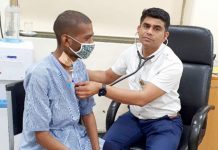 डॉ. भीमराव अम्बेडकर स्मृति चिकित्सालय, रायपुर – साढ़े तीन किलो के ट्यूमर की गिरफ़्त में था दिल और फेफड़ा, हार्ट, चेस्ट एंड वैस्कुलर सर्जन डॉ. कृष्णकांत साहू ने सफल ऑपरेशन कर ट्यूमर से दिलाई निज़ात DR.-K.K.-Sahu-with-Pt