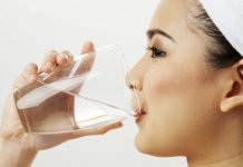 कभी भूलकर भी इन चीजों को खाने के तुरंत बाद न पीएं पानी, हो सकते हैं बड़े नुकसान