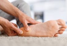 क्या आप भी हें एड़ियों के दर्द से परेशान, तो 7 तरह से करें घरेलू उपचार, दर्द हो जाएगा गायब